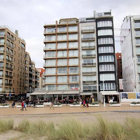 In By The Beach, Cleaning Included 아파트