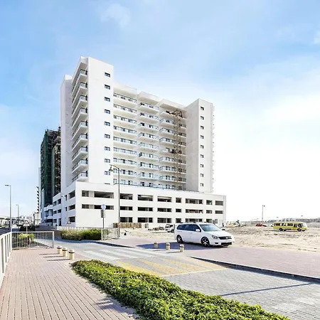 In By The Beach, Cleaning Included 아파트 *